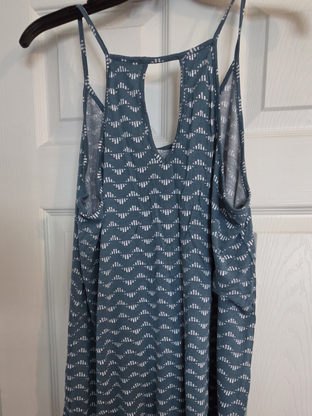 *Old Navy Teal Tank with White Wave Pattern - Picture 3 of 3
